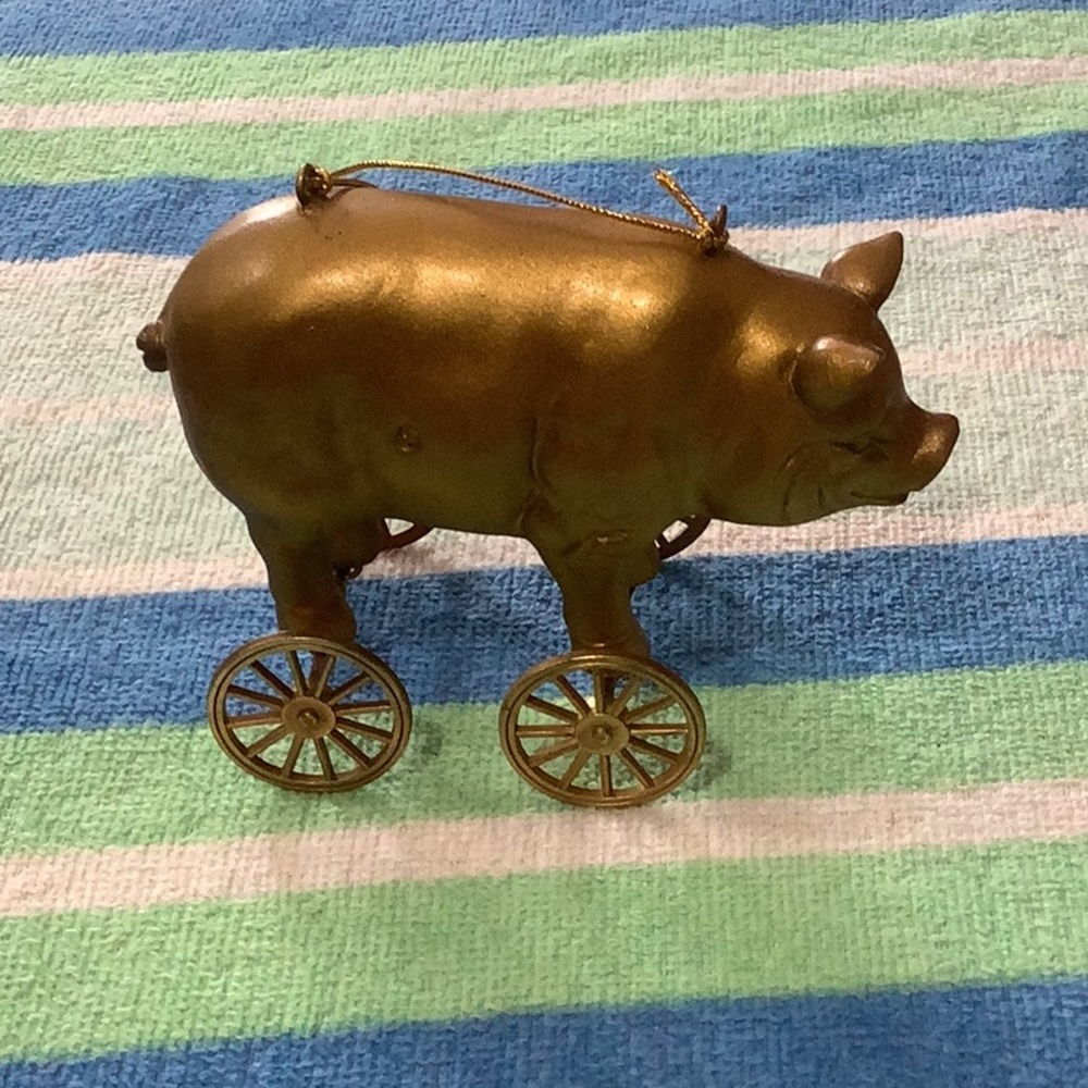 Gold pig on wheelers ornament actually rolls